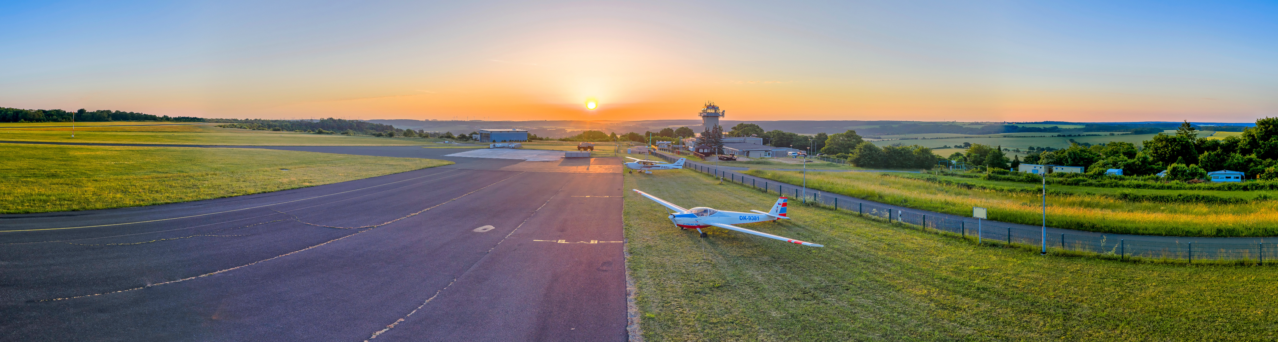 Panoramabild auf die Tankstelle mit Sonnenuntergang